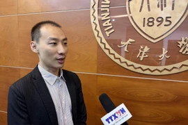 天津大学全球南方研究院多语种教学部党支部书记、副主任、英才副教授李俊凯接受越通社记者采访。图自越通社