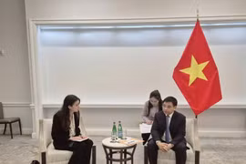 越南财政部长阮文胜与英特尔公司全球政府事务高级副总裁罗宾·科尔韦尔进行交换意见。图自越通社