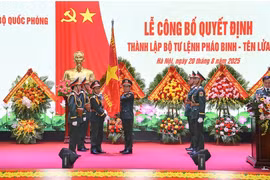 阮新疆大将主持炮兵导弹司令部成立决定公布仪式。图自青年报