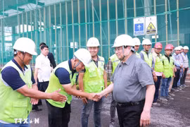 越南政府总理范明政视察位于河内市东英县的国家会展中心建设工地。图自越通社
