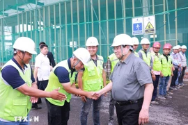 越南政府总理范明政视察位于河内市东英县的国家会展中心建设工地。图自越通社