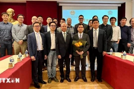 海外越南核能专家网络成员合影。图自越通社