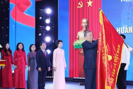 越共中央总书记向越通社授予胡志明勋章。图自越通社