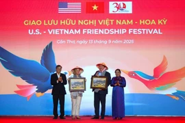 芹苴市领导向美国驻越南大使和美国总领事赠送纪念品。图自越通社