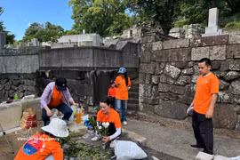 志愿者打扫玉华公主之墓。图自越通社