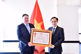 越南外交部长黎怀忠向美国驻越南大使马克·纳珀颁授友谊勋章。图自越南外交部
