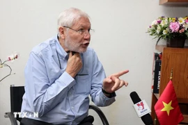 墨西哥前内政部副部长豪尔赫·阿尔科塞尔·比利亚努埃瓦接受越通社记者的采访。图自越通社