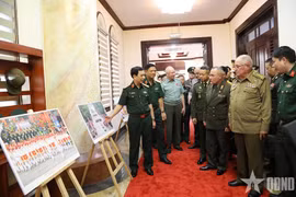 潘文江向各国代表介绍有关庆祝越南国庆80周年的图片展。图自人民军报