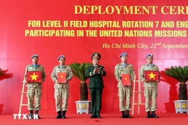 黄春战上将主持召开七号二级野战医院和四号工兵队出征仪式。图自越通社