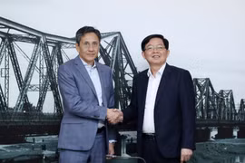 越南政府副总理胡国勇会见瑞士FS Finance Suisse AG公司董事长罗兰·施陶布。图自政府报