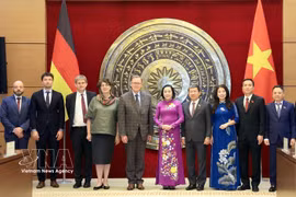 双方代表合影。图自越通社