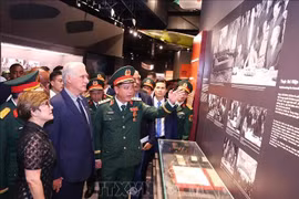 古共中央第一书记、古巴共和国主席米格尔·迪亚斯—卡内尔·贝穆德斯及夫人倾听了关于六个专题展览的介绍与讲解。图自越通社