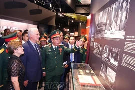 古共中央第一书记、古巴共和国主席米格尔·迪亚斯—卡内尔·贝穆德斯及夫人倾听了关于六个专题展览的介绍与讲解。图自越通社