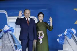 苏林总书记、国家主席和夫人启程对新加坡共和国进行国事访问。图自越通社