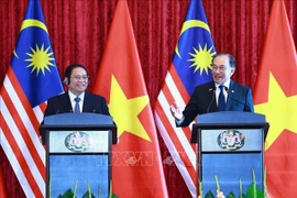 范明政总理与马来西亚总理在吉隆坡会谈后共同会见两国媒体。图自越通社