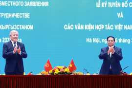 越南政府总理范明政与吉尔吉斯共和国总理阿德尔别克·卡西马利耶夫举行会谈。图自越通社
