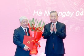 苏林总书记向杜文战同志颁发任命决定。图自越通社