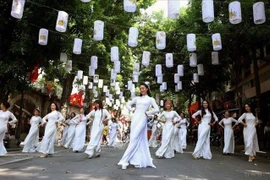 纪念河内解放65周年暨河内获联合国教科文组织授予“和平之城”称号20周年的系列文化活动。图自越通社