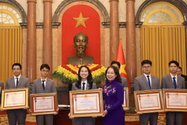 武氏映春向获奖学生颁发劳动勋章。图自越通社