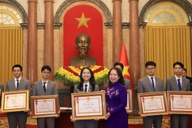 武氏映春向获奖学生颁发劳动勋章。图自越通社