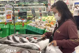消费者在超市购买食品。图自越通社