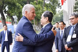 越南国会主席陈青敏和古共中央第一书记、国家主席迪亚斯-卡内尔。图自越通社
