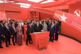 梅文政副总理与老挝和柬埔寨领导参观“独立—自由—幸福80年征程”国家成就展。图自越通社