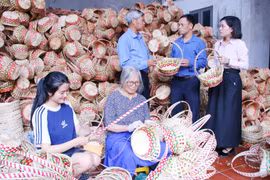 玉决（Ngọc Quyết）竹藤编织生产合作社，每月供应约7000件产品，主要服务出口。图自北宁报