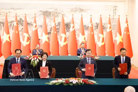 越南与中国签署多项合作文件