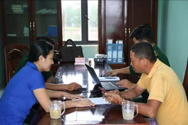 船长Fracis P. Lonto向边防部队提供相关信息。图自越通社