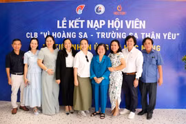 “致敬亲爱的黄沙与长沙”俱乐部主任张美华与Lavite股份公司代表合影。图自越通社