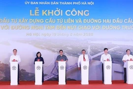 越南政府总理范明政出席了河内市四莲大桥及两端引道投资建设项目开工仪式。图自越通社