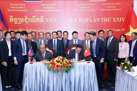 武明良上将和波尔·萨鲁恩大将签署了第24次会议纪要。图自越通社