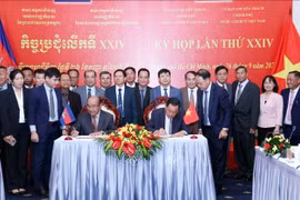武明良上将和波尔·萨鲁恩大将签署了第24次会议纪要。图自越通社