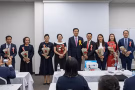 越南驻日本大使范光效与协会新一届委员会成员合影留念。图自越通社