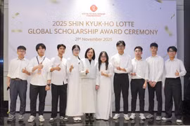 获得乐天奖学金的学生。图自越通社