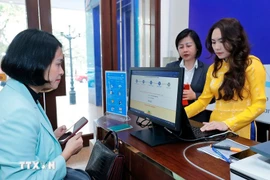 河内市民通过线上公共服务网站办理手续。图自越通社