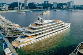 企业投资豪华邮轮 服务参观下龙湾的游客。图自vdstravel.com