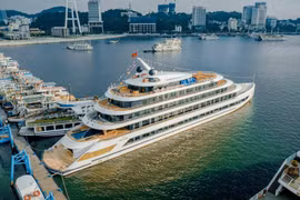 企业投资豪华邮轮 服务参观下龙湾的游客。图自vdstravel.com