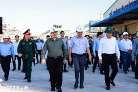 越南政府总理范明政莅临调研仁会经济区的灾后重建工作。图自越通社