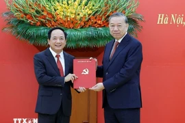 越共中央总书记苏林向郑文决同志颁发决定。图自越通社