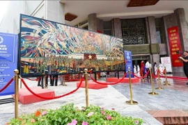 越南画家创作的整幅漆画《胡志明主席宣读独立宣言》。图自越通社