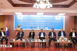 越通社驻老挝代表机构首席代表在活动上介绍越通社相关信息。图自越通社