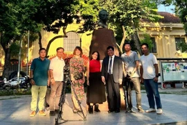 摄制组在河内进行拍摄。图自VTV