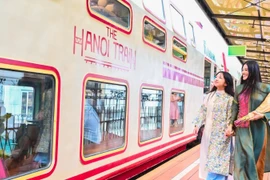 游客体验河内的旅游产品。图自人民报