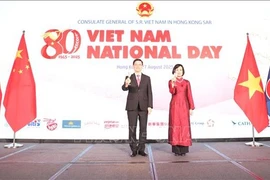 香港特别行政区行政长官李家超与越南驻港澳总领事黎德幸合影。图自越通社