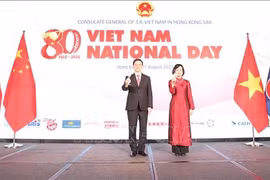 香港特别行政区行政长官李家超与越南驻港澳总领事黎德幸合影。图自越通社