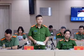 反腐败和经济犯罪调查警察局（C03）副局长武清松中校回答新闻媒体机构记者的提问。图自越通社
