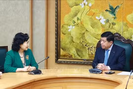 越南政府副总理阮志勇中国广东省深圳大学中国经济特区研究中心（CCSEZR）主任陶一桃交换意见。图自越通社