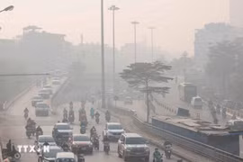 河内多条道路因空气污染而能见度低下。图自越通社
